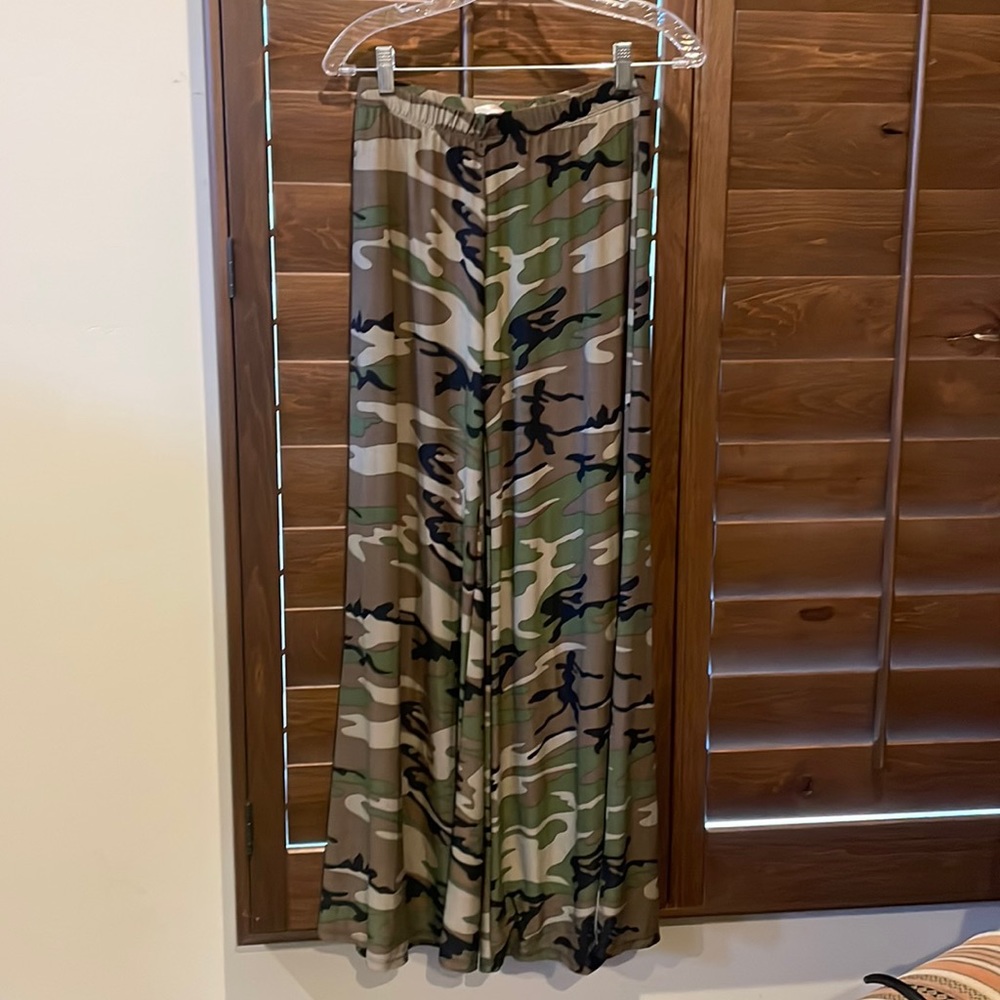 American Twist elastic flowing pants.